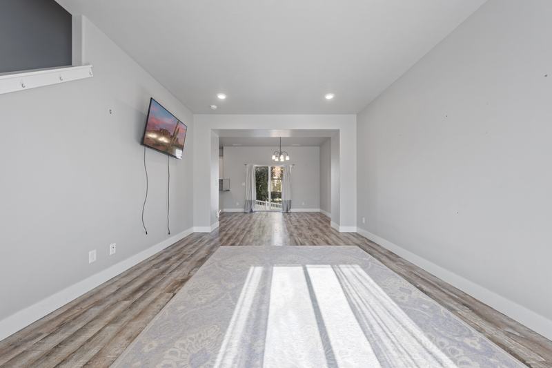 Dining room with balcony door
